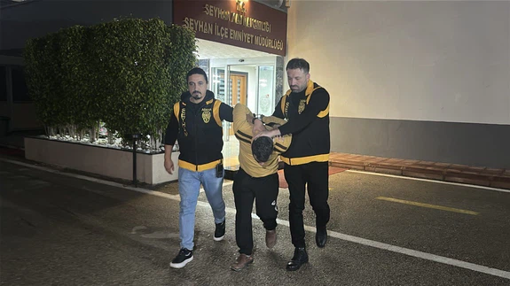 Çocuğun kafasını arabaya vurup yere fırlatan şahıs çocuğun babası çıktı, gözaltına alındı