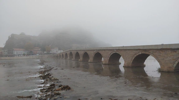 Yoğun sis şehri adeta örttü: Tarihi yapıların silueti kartpostallık manzaralar oluşturdu