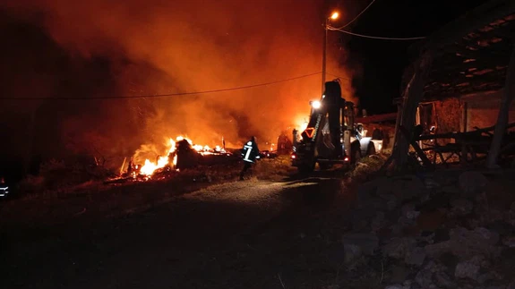 Alevler sadece samanı değil, evi de yuttu!