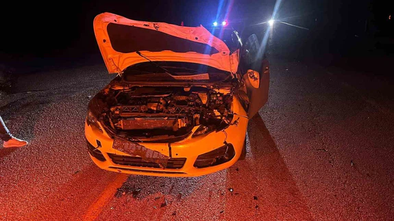 Yola çıkan danaya otomobil çarptı: 2 yaralı