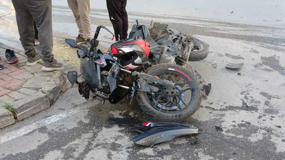 Manavgat’ta film gibi kaza: Motosiklet sürücüsü havada, hemşire müdahalede!