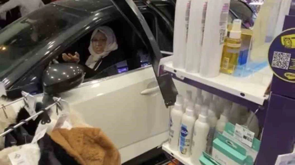 Mağaza içinde kaza kabusu: Otomobil camları parçaladı!