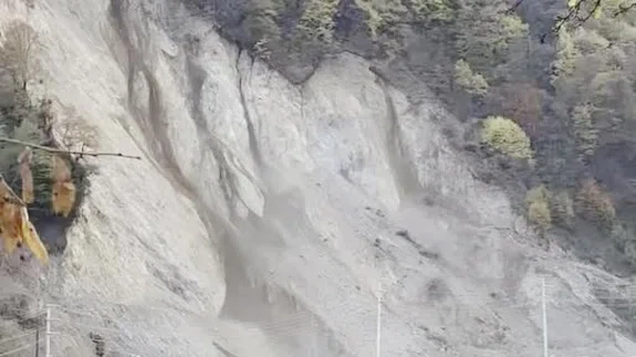 Saniyelerle kurtuluş: Düzce'de heyelan anı kameralara yansıdı!