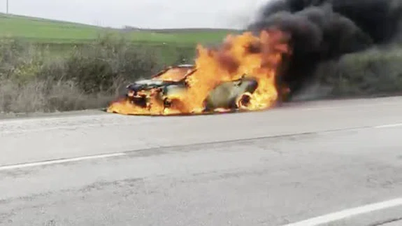 Alevlerin sardığı araç bir anda küle döndü... Sürücü son anda kurtuldu!