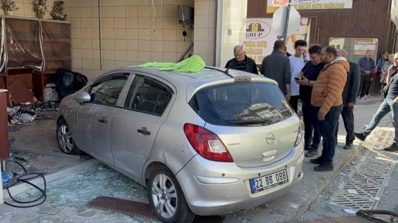 Talatpaşa Mahallesi’nde fırın faciası: Otomobil fırına daldı!