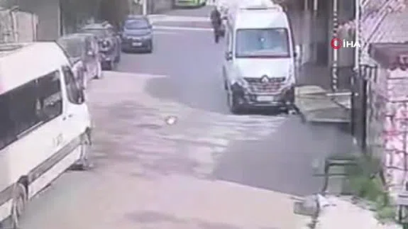 Kocaeli'nde el freni faciası: Park halindeki araç yokuş aşağı kaydı!