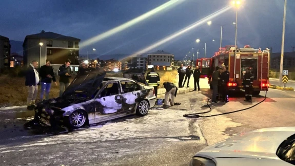 Motor alev aldı, otomobil kısa sürede kül oldu!