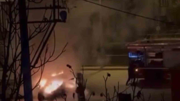 Park halindeydi, birden alev topuna döndü! O anlar kameraya böyle yansıdı...