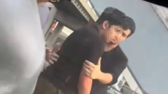 Metroda korku dolu dakikalar: Genç yolculara saldırdı