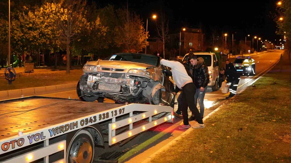 Kaza değil, mini drift şov... Giderken tabelayı da beraberinde aldı!
