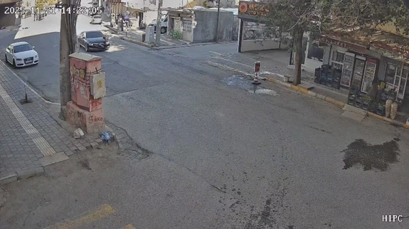 Minik çocuğun savrulduğu kaza yürekleri ağıza getirdi... O anlar kamerada!