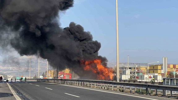 Tankerde yangın, gökyüzünde kara duman: Mersin'de korku dolu dakikalar...
