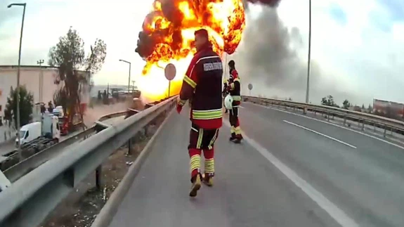 26 tonluk cehennem ateşi! Alevler gökyüzüne yükseldi, patlamalar art arda geldi