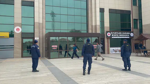 Biri kız kardeşi diğeri kocası... Kanlı kavgada yaralanan adamın çantası boş değildi!