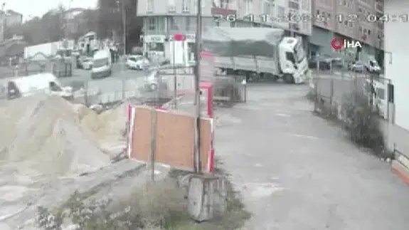 Aşırı yüklü kamyon virajı alamayınca olanlar oldu... O anlar kameraya saniye saniye yansıdı!