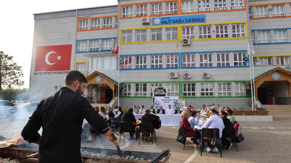 Kozan’da 24 Kasım coşkusu: Öğretmenlere davul zurnalı, mangal ateşli kutlama