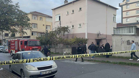 Kendini kaybetti, binayı yaktı! İşçilerin camdan çarşafla sarktığı anlar kamerada...