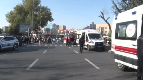 Trafik ışığında kâbus! Otomobil kalabalığa daldı...