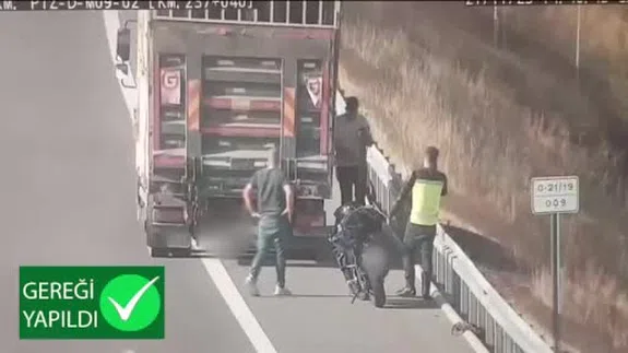 Canlarını pamuk ipliğine bağladılar... O anlar güvenlik kamerasına böyle yansıdı!