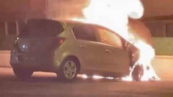 Park halindeki otomobil cayır cayır yandı: Savrulan külleri kaldı!