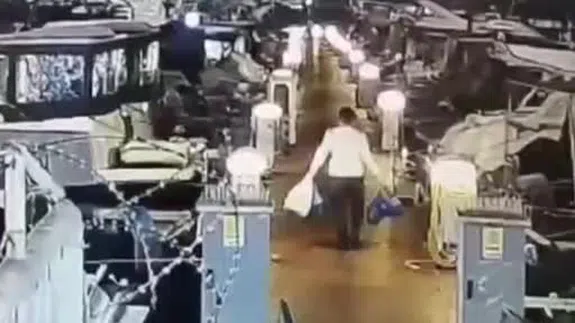 Ani kopan halat felakete dönüştü... O anlar kamerada!