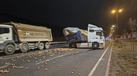 Rampa aşağı inen tır makasladı, onlarca kilo patates yola saçıldı