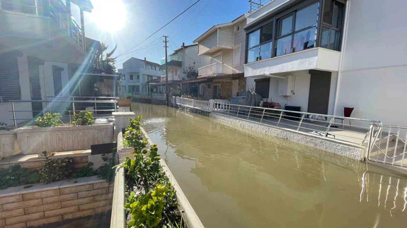 İzmir’i vuran sağanakta Foça’da diz boyu su: İş yerleri perişan!