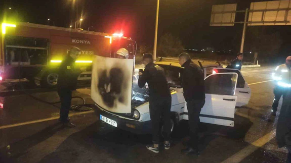 Kırmızı ışıkta durdu, bir anda alev aldı... O anlar görenleri şoke etti!