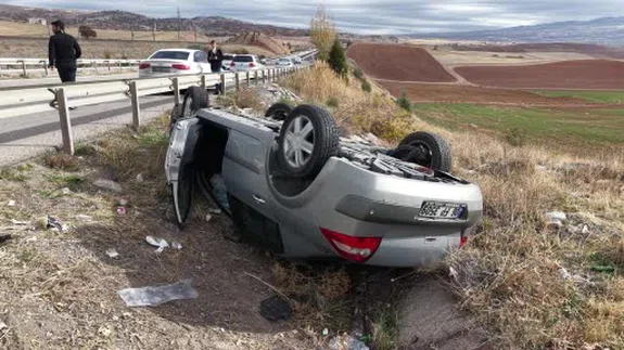 Bariyerleri aşıp boşluğa sürüklendi… Şarampolde son bulan kaza!