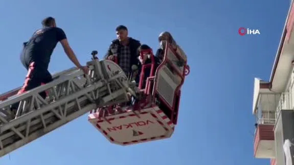 Otopark yangını kabusa döndü! Kurtarılma anı kamerada...