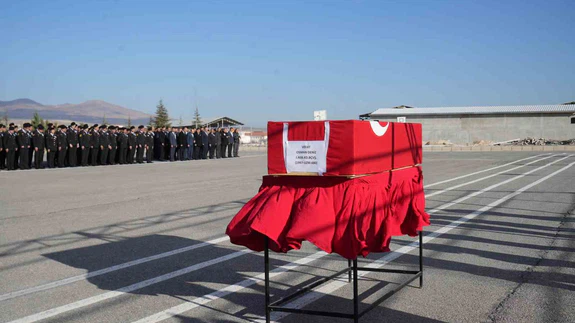 Görev başında vefat eden başçavuşa son görev... Gözyaşlarıyla memleketine uğurlandı