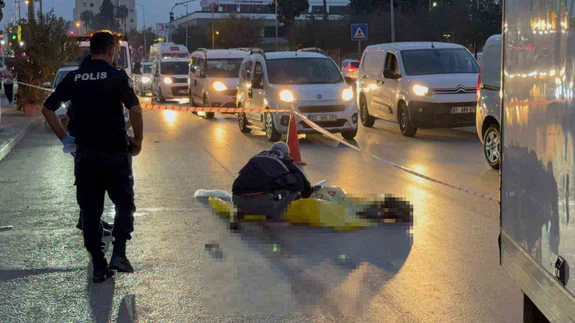 Bir can daha yolda kaldı! Güvenlik kamerasına yansıyan o anlar yürek burktu...