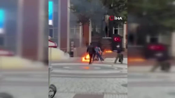 Psikolojik sorunları olduğu iddia edilen şahıs kaymakamlık önünde kendini yaktı