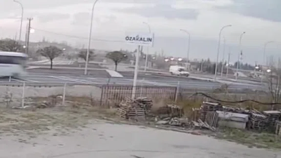 Öğrenci servisi kavşakta devrildi: 18 kişinin yaralandığı kaza kameralara yansıdı!