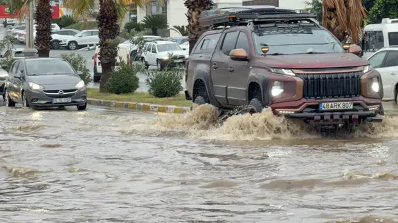 Mazgallar tıkandı, su yükseldi, hayat felç oldu! Bodrum sele teslim oldu