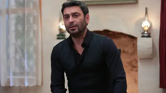 Şöhret, reyting, başarı... Ozan Akbaba seti bıraktı, eşinin yanına koştu!