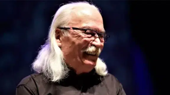 'Moğollar' grubunun üyesi Cahit Berkay, restoran ziyaretini arabasıyla gerçekleştirdi!