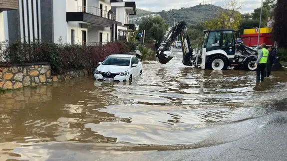 Bodrum’da sağanak ve dolu hayatı felç etti! İstinat duvarı çöktü, caddeler göle döndü...