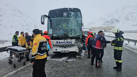 Sakaltutan Geçidi’nde can pazarı! Marmaris-Van otobüsü kazaya karıştı...