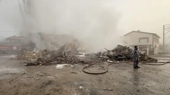 Kütahya'da dumanı gören koştu ama… 2 katlı ev kül oldu!