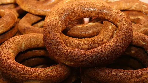 Simit kendini aştı, etiket uzaya çıktı... Resmi karar beklenmeden fiyatlar uçtu!