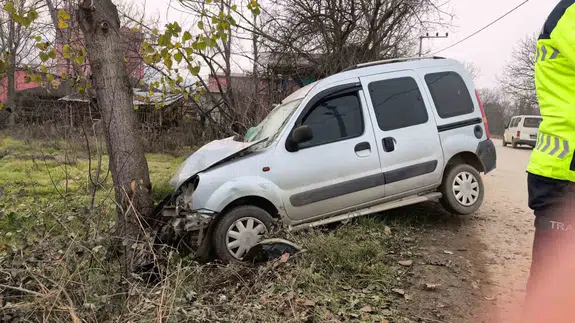 İnegöl’de kırsal yolda kaza: Hafif ticari araç ağaca çarptı!