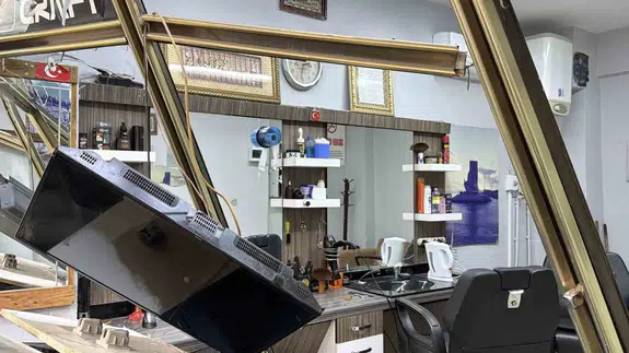 Sıfır şoförlük, tam isabet... Arnavutköy’de el freni çekilmedi, saçlar havada uçuştu!