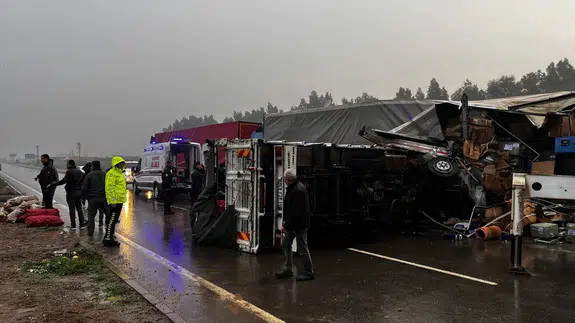 Hatay’da feci kamyon kazası! Sebzeler Yola saçıldı, trafik kapatıldı...
