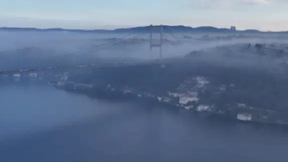 İstanbul’da sabah saatlerinde sis etkili oldu, boğaz beyaza büründü