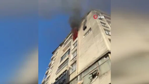 Seyhan’da apartman alevler içinde!