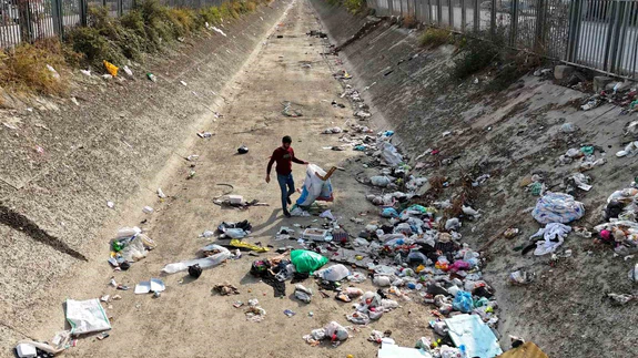 Adana sulama kanallarında vahim manzara: Çöp yuvasına döndü!