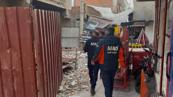 Balyozla yıkıma girişti, duvar üzerine yıkıldı... Korkunç anlar kamerada!