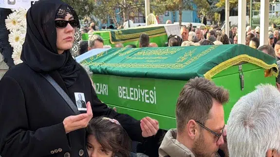 Ünlü isimlerden destek yağmuru... Burcu Özberk’in acı gününde sektör tek yürek oldu!