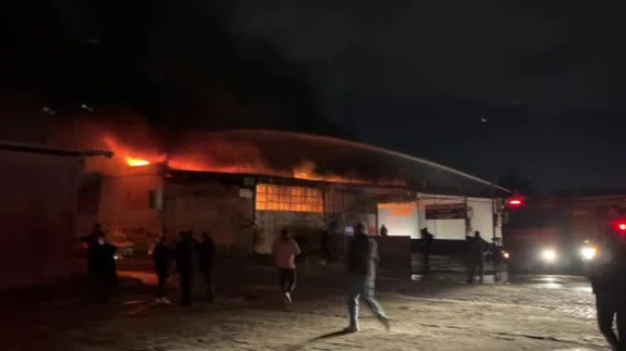 Alevlere teslim olan iş yerlerinde zamanla yarış: Araç kurtarma mücadelesi